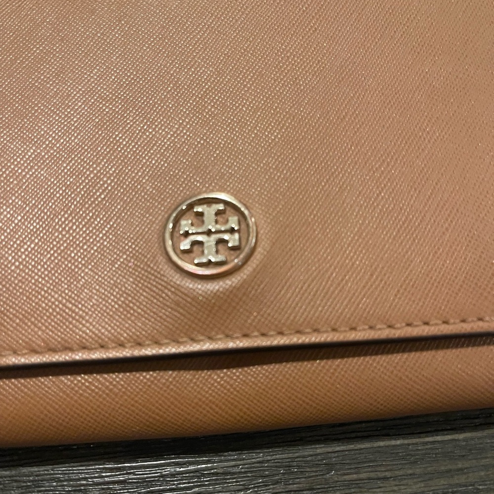 Tory Burch Tan Robinson Chain Wallet Crossbody Bag. Never used No CALLOUTS - Picture 4 of 9